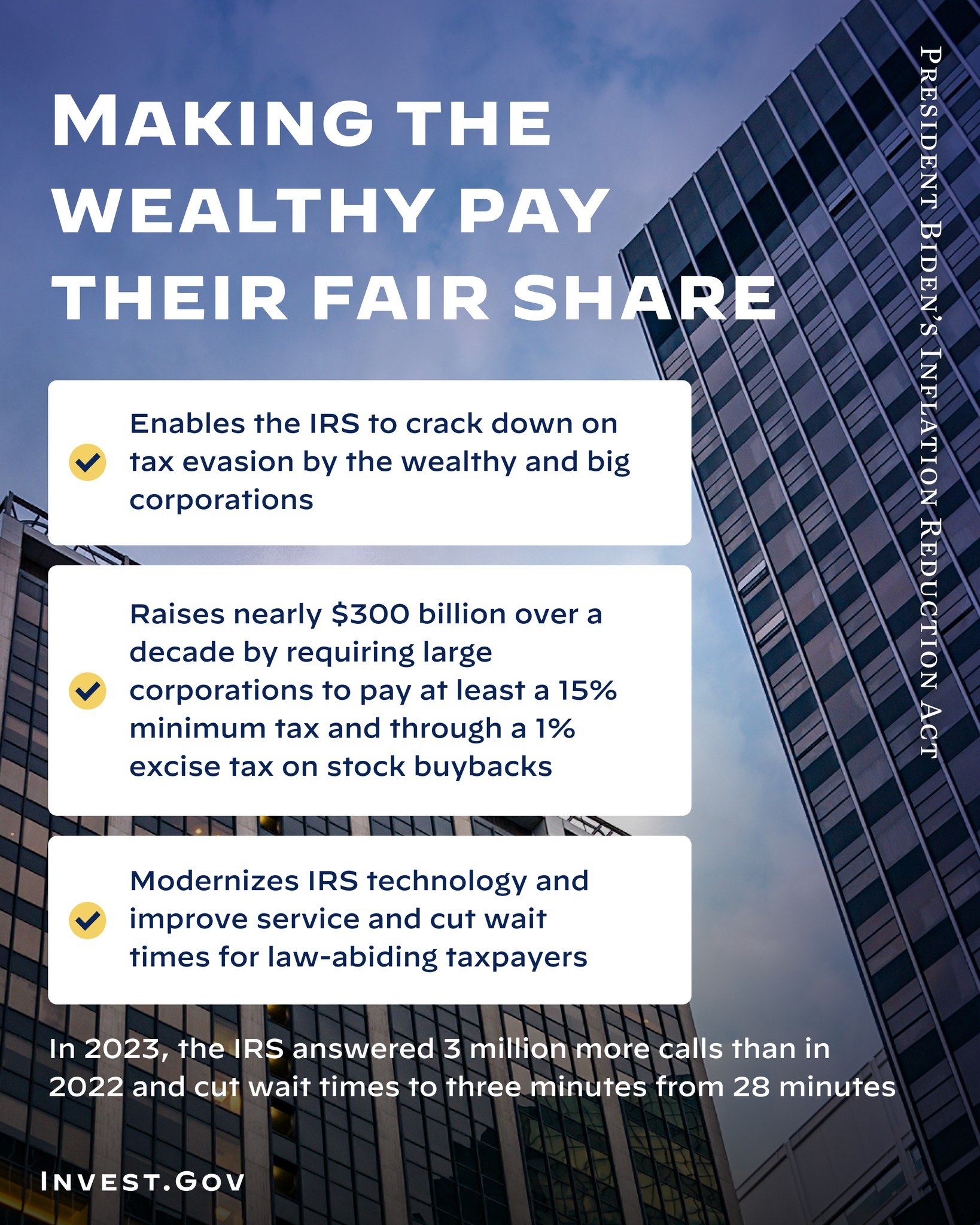 Plakat mit dem Text "Die Reichen sollen ihren fairen Anteil bezahlen" vor einem Hintergrund aus Gebäuden und einem bewölkten Himmel.