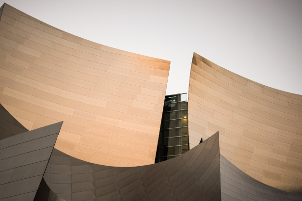 Übersicht des ARTIST Concert Hall in Los Angeles, ein modernes Gebäude mit Glasfenstern vor einem klaren blauen Himmel.