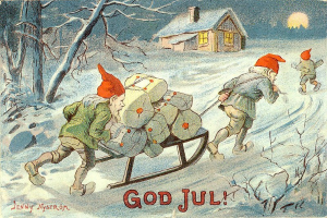 Vintage-Weihnachtsgrußkarte mit zwei Gnomen, die einen Schlitten mit Geschenken durch den Schnee ziehen, mit Bäumen, einem Haus und einem Mond im Hintergrund und der Aufschrift "God Jul".