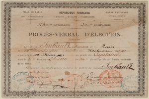 Ein altes Dokument, wahrscheinlich eine Wahlurne, mit handgeschriebenem Text und zwei Stempeln darauf.