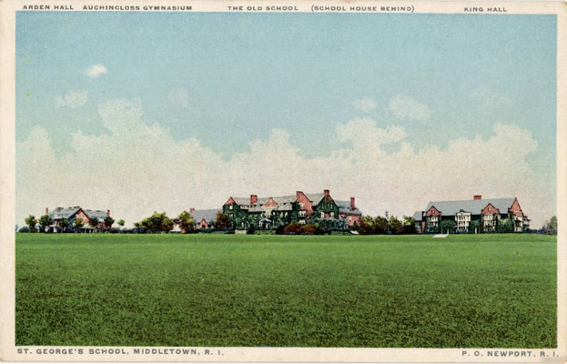 Eine sepiafarbene Postkarte von St. George's School in Middletown, Rhode Island, die ein großes Backsteingebäude mit vielen Fenstern zeigt, umgeben von Bäumen und Gras unter einem bewölkten Himmel, mit gedrucktem Text entlang der oberen und unteren Ränder.