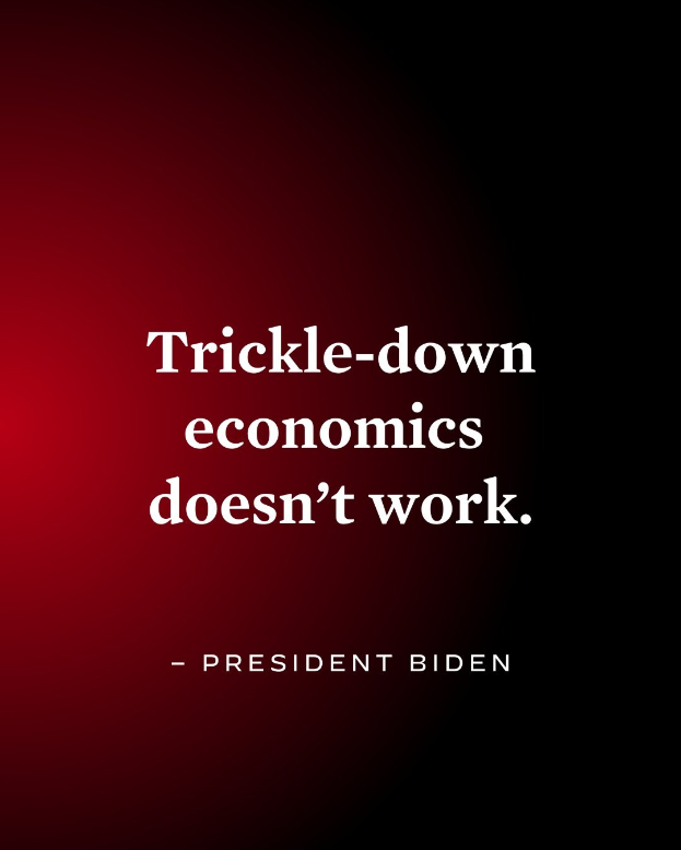 Plakat mit fetter schwarzer Schrift "Trickle-Down Economics Doesn't Work" auf weißem Hintergrund, eingerahmt von einem dünnen schwarzen Rand, begleitet von einem Zitat von Präsident Biden.