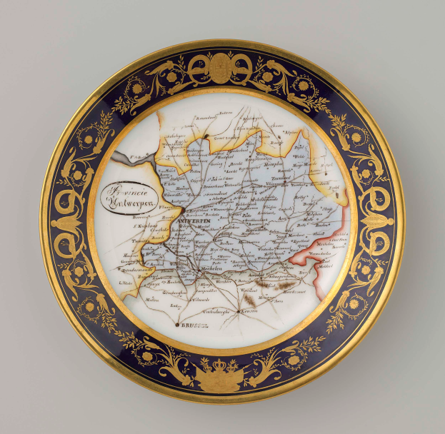 Eine weiße Kennzeichenplatte mit einer detaillierten Deutschlandkarte, verziert mit kunstvollen Designs und Text.