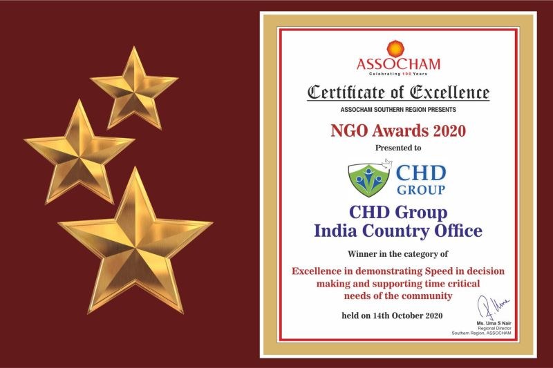 Auszeichnung für die Ngo Awards 2020 mit dem Text 'Chd Group India Country Office' und einem Schild-Logo mit einem zentralen Stern und einem Lorbeerkranz, flankiert von drei Sternen auf der linken Seite.