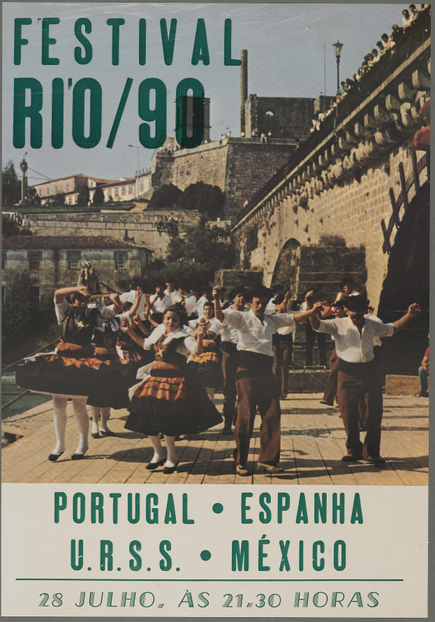 Plakat für das Festival Rio/90 in Portugal, Spanien mit einer Gruppe tanzender Menschen im Vordergrund und Gebäuden, Bäumen und einem klaren blauen Himmel im Hintergrund sowie Text unten.