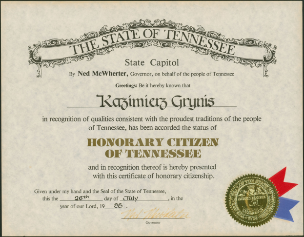 Rahmen für "Honorary Citizen of Tennessee" mit goldenem Rand und Siegel, schwarzer Text auf dekorativem Hintergrund.