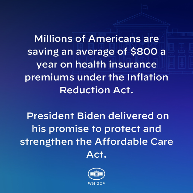 Blauer Hintergrund mit weißer Schrift, die besagt: "Millionen von Amerikanern sparen durchschnittlich 800 Dollar im Jahr bei den Gesundheitsversicherungsprämien thanks to the Inflation Reduction Act" in der Mitte, mit einem Logo.