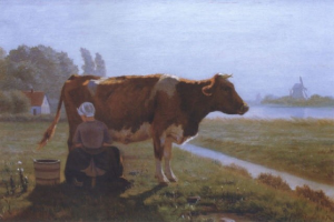 Eine Frau melkt eine Kuh auf einer grünen Wiese, mit einem Haus, einer Windmühle und einem Gewässer im Hintergrund unter einem strahlend blauen Himmel.