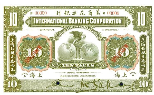 Internationales Bankkorporations-Banknote zu zehn Taelen aus dem Jahr 1918 mit grünem Hintergrund, fetter schwarzer Schrift oben, kleinerem "10" darunter, Globe mit rot-weiß kariertem Muster und schwarzer Tinte unten.
