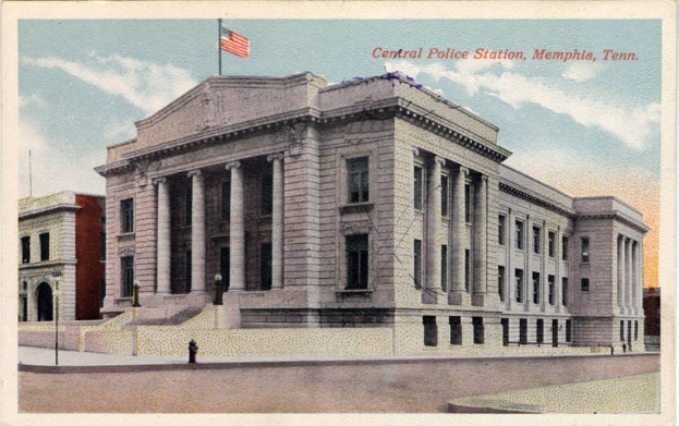 Schwarz-Wei├č-Postkarte der Zentrale Polizeiwache in Memphis, Tennessee, die ein gro├čes Geb├Ąude mit S├Ąulen, Treppen, einer Flagge, Vorgangsstangen und einem bew├Âlktem Himmel zeigt, mit sichtbarem Text.