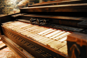 Ein Piano steht an einer Wand.