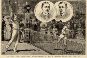 Eine Schwarz-Weiß-Zeichnung von zwei Männern, die auf einem Platz mit Netz und Zuschauern im Hintergrund Tennis spielen, mit Text unten, der lautet: "The Lawn Tennis Championship Meeting - Messers, E und W Renshaw spielen das entscheidende Spiel."
