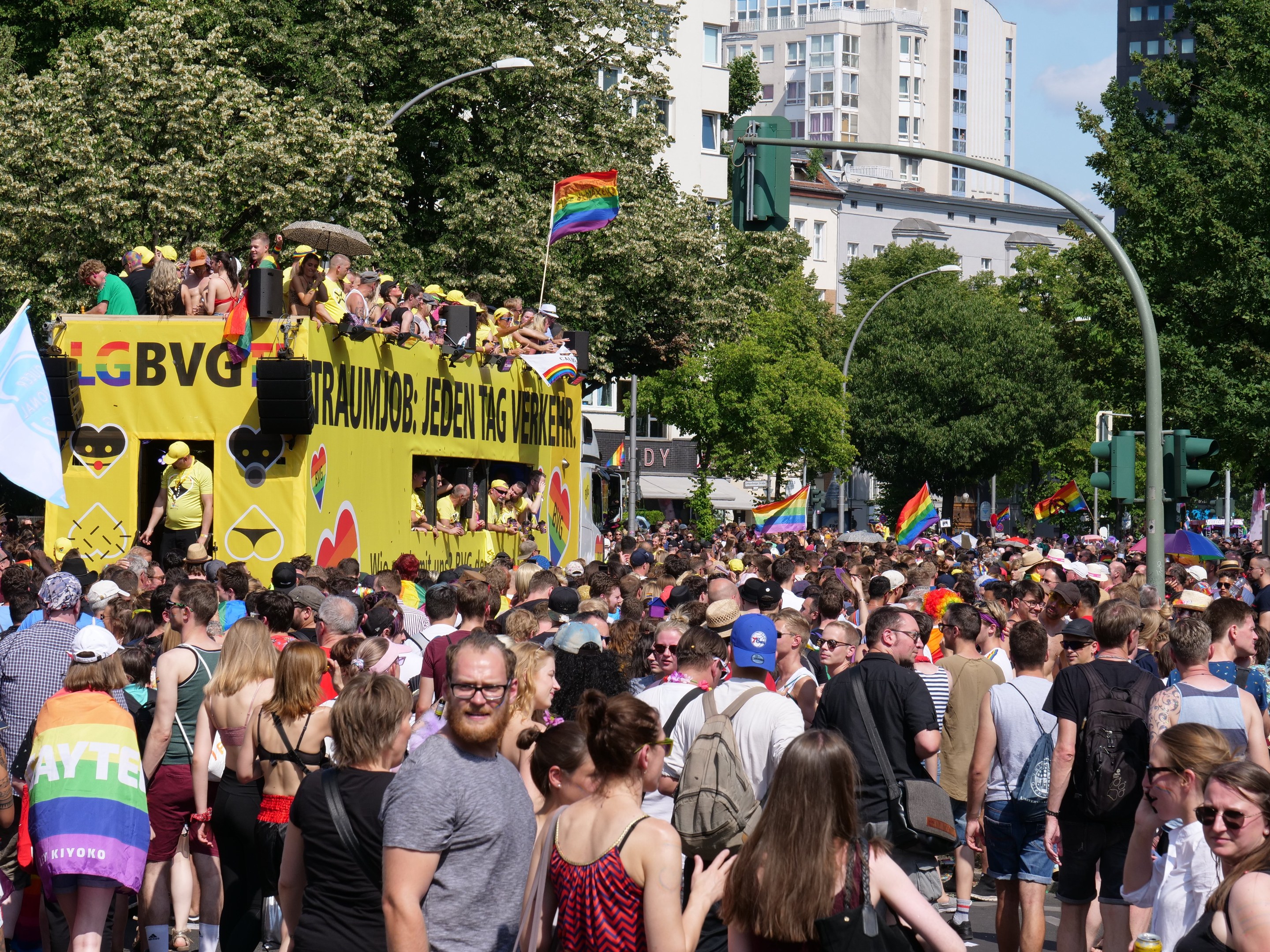 Zielgerichtete Kontrollen im Dortmunder Wall-Bereich: Polizei und Stadt ziehen nach nächtlicher Aktion Bilanz - Autokorsos nach WM-Sieg sorgen für volle Innenstadt