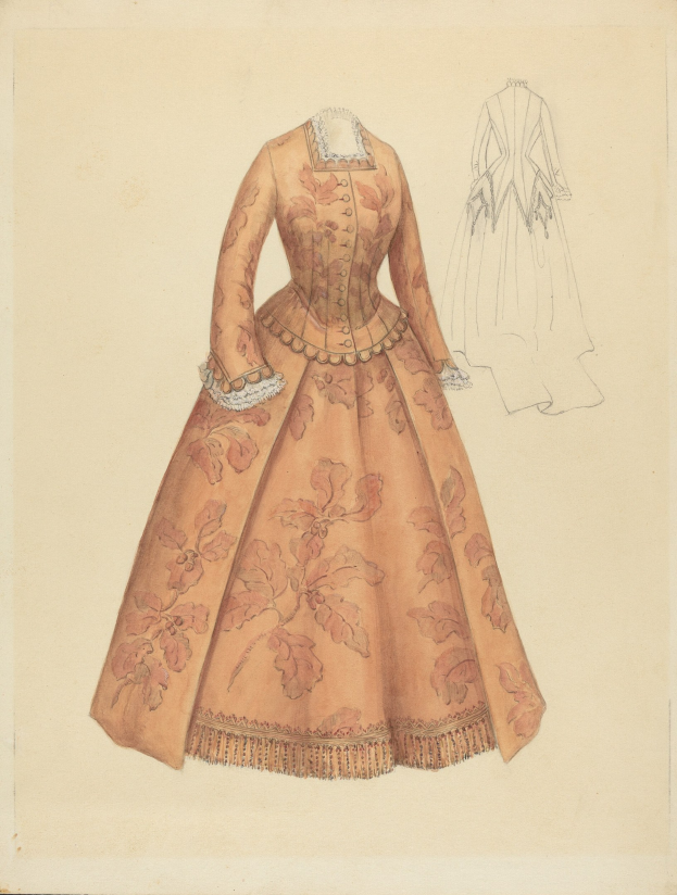 Eine detaillierte Zeichnung eines Kostümdesigns aus dem 18. Jahrhundert mit einem langen Kleid mit floralem Muster, hohem Kragen, vollem Rock und Spitzenbesatz, vor einem hellblauen Hintergrund.