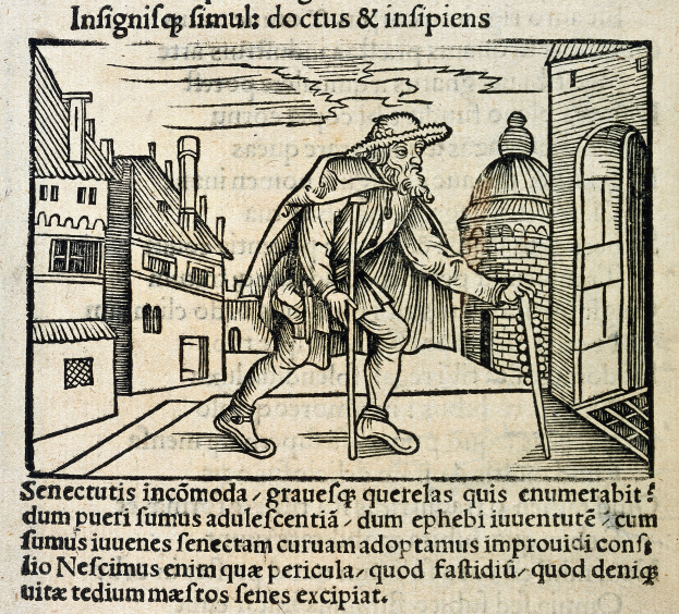 Alter Mann in langem Mantel und Hut, der die Straße mit einem Stock überquert, umgeben von Gebäuden und Text, mit einem entschlossenen Ausdruck.