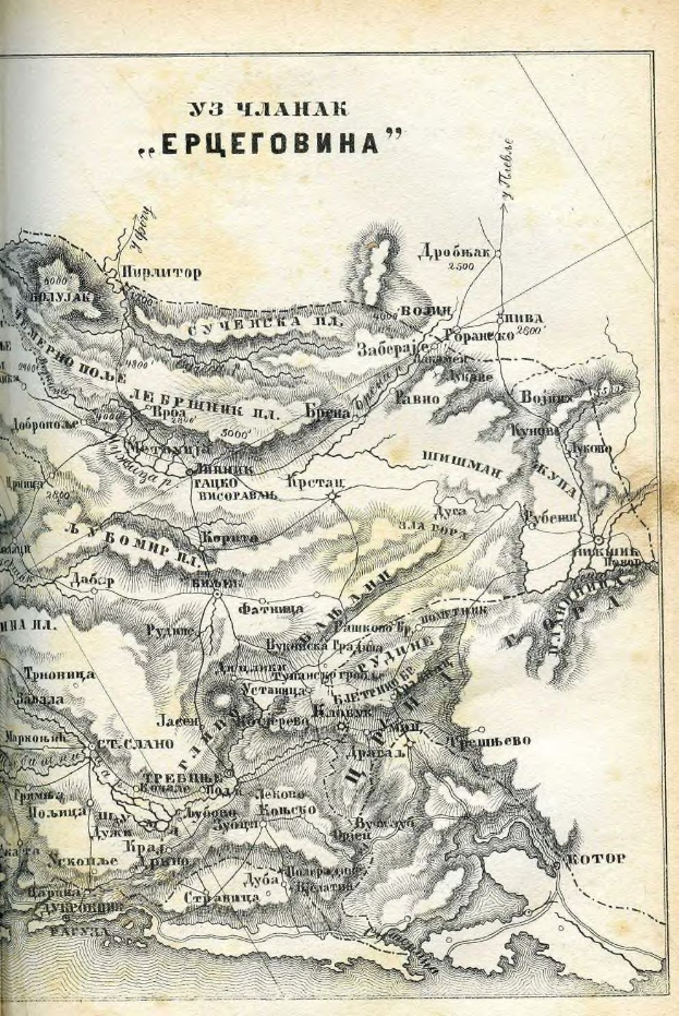 Ein altes Buch mit einer detaillierten Karte des russischen Reichs, das geographische Merkmale wie Berge, Flüsse und Städte zeigt, begleitet von Text mit Namen von Orten.