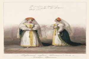 Zwei Frauen in traditionellen russischen Hochzeitskleidern mit aufwendiger Stickerei und Perlen stehen auf einem Teppichboden, lächeln sich an; eine hält einen Blumenstrauß, mit Text oben und unten im Bild.