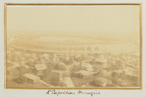 Altes Schwarz-Weiß-Foto eines Stadions, das von Gebäuden, Bäumen und Strommasten umgeben ist, mit Text unten.