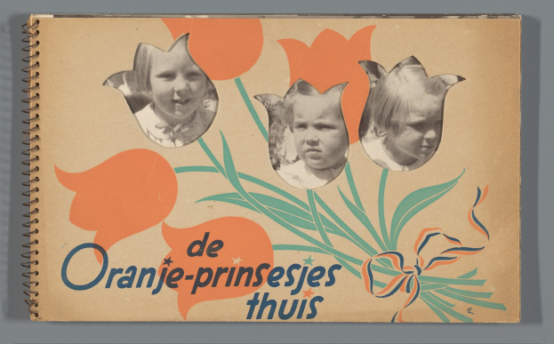 Ein Buchumschlag mit drei lachenden Kindern verschiedenen Alters und Geschlechts auf einer flachen Oberfläche mit sichtbarem Text auf dem Umschlag und den Seiten.