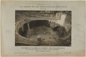 Schwarz-weiß-Foto eines Tunnelbaus mit einem Stempel links und Text unten.