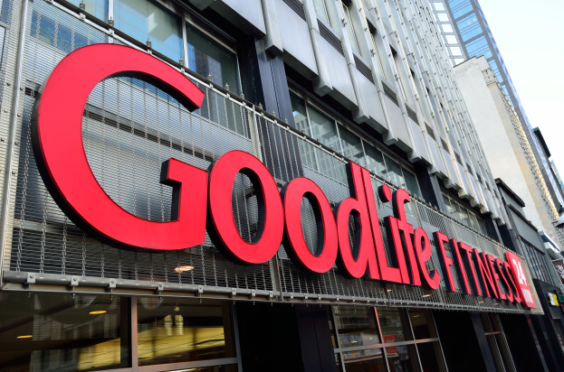 Goodlife Fitness Geschäft in New York City mit Glaswänden, einem Namensschild, benachbarten Gebäuden und Himmel im Hintergrund.
