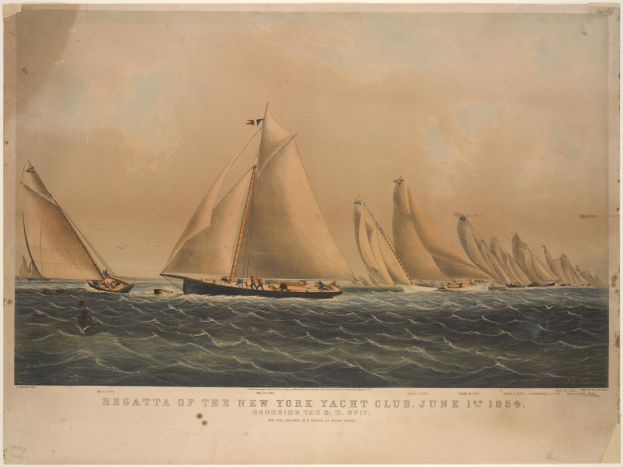 Mehrere Segelboote bei einer Regatta auf einem Gewässer, mit einigen Personen an Bord und einem klaren Himmel sowie Text auf einem Blatt Papier im Vordergrund.