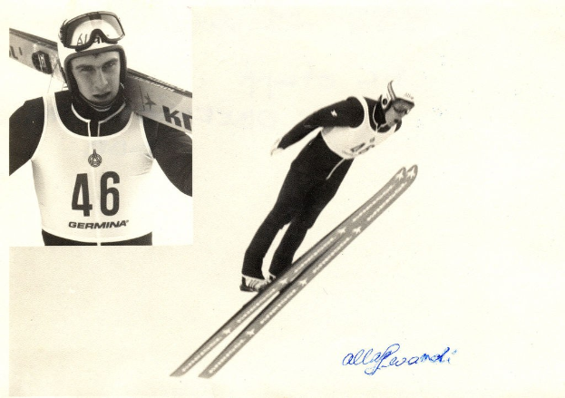 Schwarzes und weißes Foto eines Skifahrers in der Luft, der einen Helm, eine Brille trägt und Ski hält, mit Text unten.