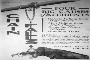 Ein schwarz-weißes Plakat mit einer Person auf einer Stange liegend und Ketten, betitelt mit "Vier große Unfallursachen".