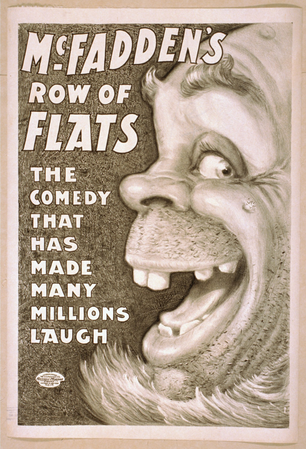 Plakat einer lachenden Person mit wildem Haar, weit aufgerissenen Augen und einem breiten Grinsen, vor einem hellgelben Hintergrund, mit der Aufschrift "McFadden's Row of Flats: The Comedy That Has Made Many Millions Laugh."