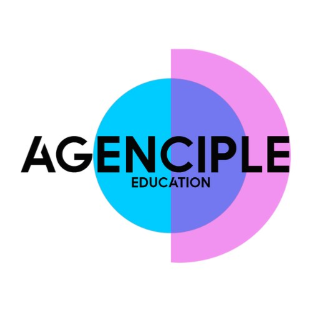 Ein weißer Hintergrund mit einem bunten Kreis, der in blau und pink unterteilt ist und den Text 'Agence Education' in schwarz enthält, eingerahmt von einer dünnen schwarzen Linie und einem Podcast-Logo in der unteren rechten Ecke.