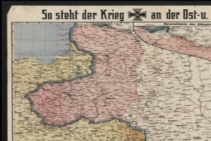 Eine gerahmte Deutschlandkarte mit der Überschrift "So Steht der Krieg an der Ost-U" darauf.