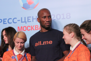 Eine Gruppe von Menschen mit Medaillen steht auf einer Bühne mit einem Banner, das Text und einen Fußball im Hintergrund zeigt, was die 2018 FIFA-Weltmeisterschaft Russland anzeigt.