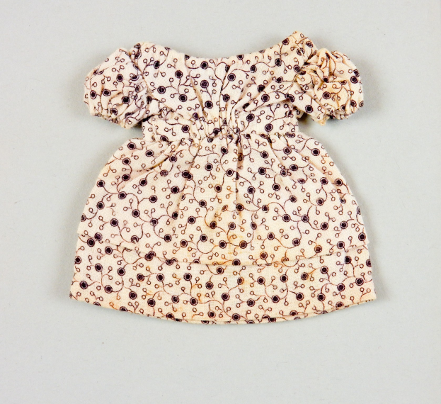 Weißes knielanges Sommerkleid mit rundem Halsausschnitt, kurzen Ärmeln und einem Volantsaum, das ein komplexes mehrfarbiges Muster auf einem leichten Stoff aufweist, auf einer weißen Oberfläche präsentiert.