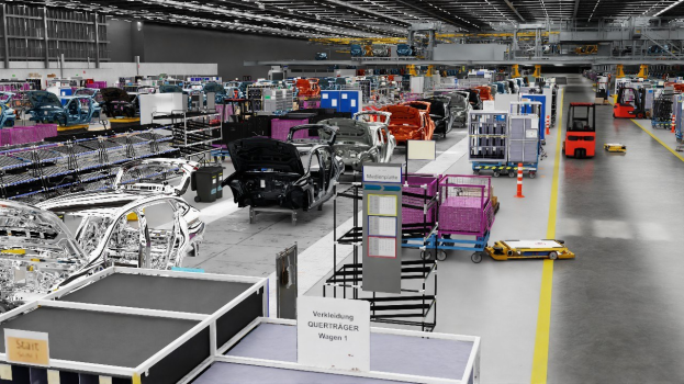 Eine große Volkswagen-Fabrik-Montageband mit mehreren Autos in der Produktion, Metallstrukturen an den Seiten, einer Wand im Hintergrund und Deckenleuchten.