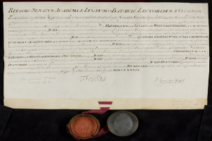 Ein Dokument mit Text, das einem Vertrag ähnelt, hat zwei Münzen darauf.