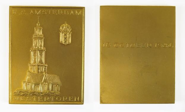 Goldene Plakette mit einer Kirchenillustration, die das 1986er-Jubiläum des K.C. Amsterdam zeigt, mit Text und Logo auf weißem Hintergrund.