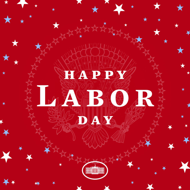 Ein Plakat mit "Happy Labor Day" in fetter weißer Schrift auf einem hellroten Hintergrund, umgeben von farbigen Sternen verschiedener Größen.