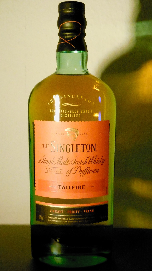 Tiefes Bernsteinflasche von Singleton of Dufftown Tailfire Single Malt Scotch Whisky mit einem schwarzen Etikett, das ein Löwenwappen und eine Burg zeigt.