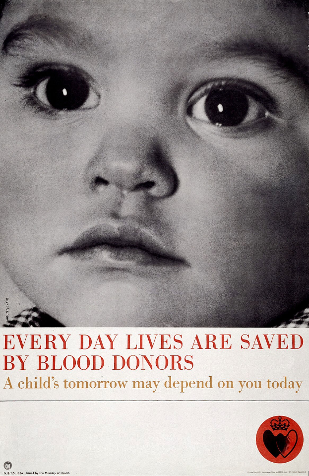 Ein Kind mit ernster Miene schaut direkt in die Kamera, umgeben von der fettgedruckten schwarzen Schrift "Jeden Tag werden Leben durch Blutspender gerettet".