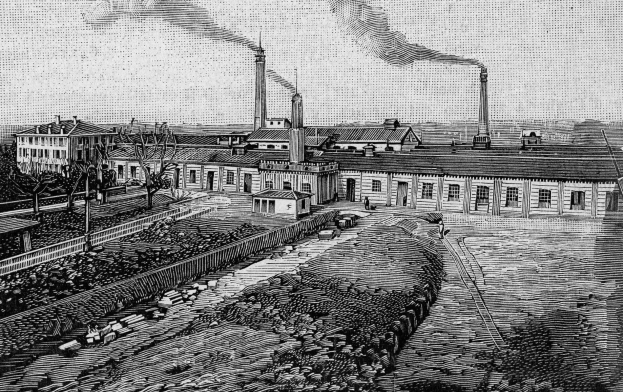Eine Schwarz-Weiß-Zeichnung einer Fabrik mit Rauch, der aus ihren Schornsteinen aufsteigt, umgeben von Gebäuden, Bäumen, Pflanzen, Pfählen und Bahnschienen, mit dem Text "1892 - die Fabrik des Eisenoxids" unten.