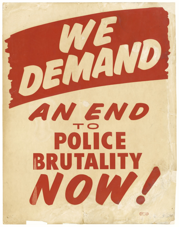 Ein Plakat mit fetter schwarzer Schrift auf einem weißen Hintergrund, eingerahmt von einem schwarzen Rand, das "Wir fordern jetzt ein Ende der Polizeigewalt" in einer modernen, auffälligen Schriftart trägt.