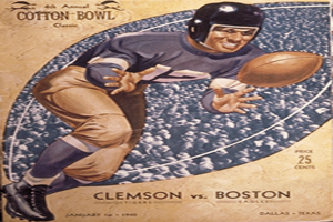Eine Person in einem Helm, die einen Football hält, mit dem Text "Cotton Bowl Cleveland vs Boston" darüber, die entschlossen aussieht.