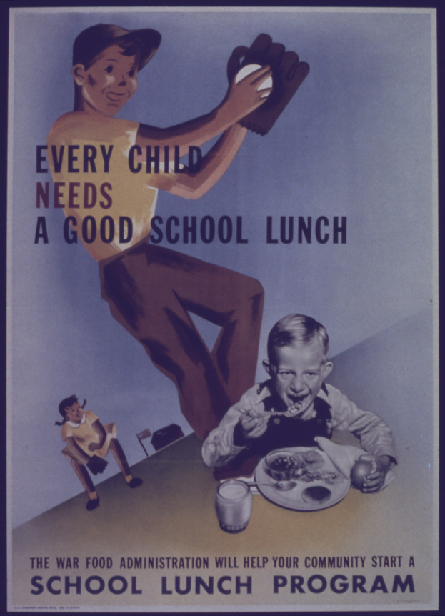 Plakat mit zwei Kindern an einem Tisch mit Essen, einem Glas und anderen Gegenständen, mit der Aufschrift "Jedes Kind braucht eine gute Schulmahlzeit."