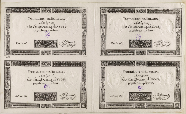 Ein altes Buch mit vier verschiedenen Arten von Geld darauf, jedes mit Text und Zahlen versehen.