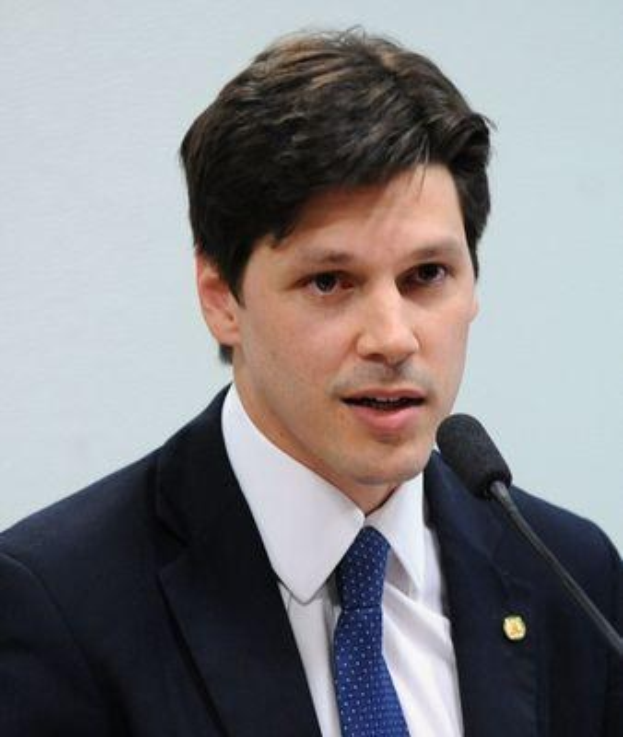 Ein Mann im Anzug und mit Krawatte, der vor einer Wand in ein Mikrofon spricht und wahrscheinlich die Nachricht von einem vom Staat genehmigten Gesetz zur Verbot des Internets verkündet.