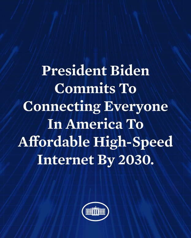 Ein blauer Hintergrund mit zentrierter weißer Schrift, die "Präsident Biden setzt sich für den Anschluss aller Amerikaner an erschwingliches High-Speed-Internet bis 2030 ein".