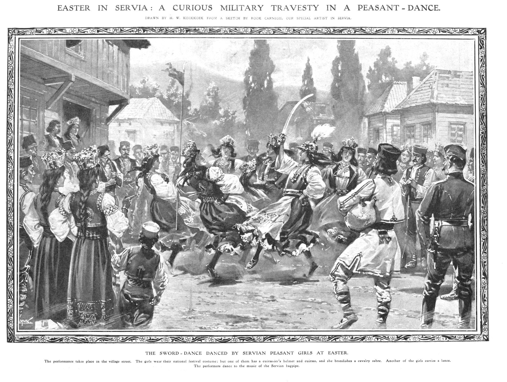 Schwarz-weißes Bild einer tanzenden Gruppe vor einem Publikum, mit Häusern und Bäumen im Hintergrund und einem Text unten mit der Aufschrift "Ostern in Servia: Eine kuriose militärische Travestie in einem Bauerntanz".