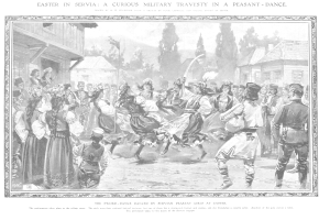 Schwarz-weißes Bild einer tanzenden Gruppe vor einem Publikum, mit Häusern und Bäumen im Hintergrund und einem Text unten mit der Aufschrift "Ostern in Servia: Eine kuriose militärische Travestie in einem Bauerntanz".