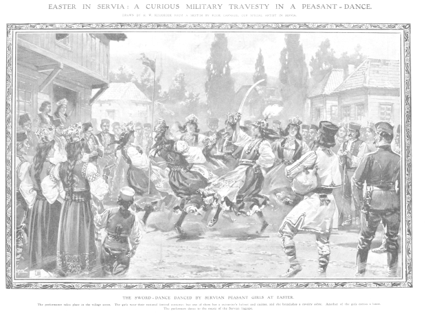 Schwarz-weißes Bild einer tanzenden Gruppe vor einem Publikum, mit Häusern und Bäumen im Hintergrund und einem Text unten mit der Aufschrift "Ostern in Servia: Eine kuriose militärische Travestie in einem Bauerntanz".