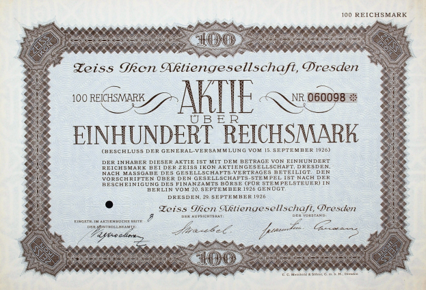 Altes deutsches Aktienzertifikat über 100 Reichsmünzen mit schwarzem Rand und deutschem Text.